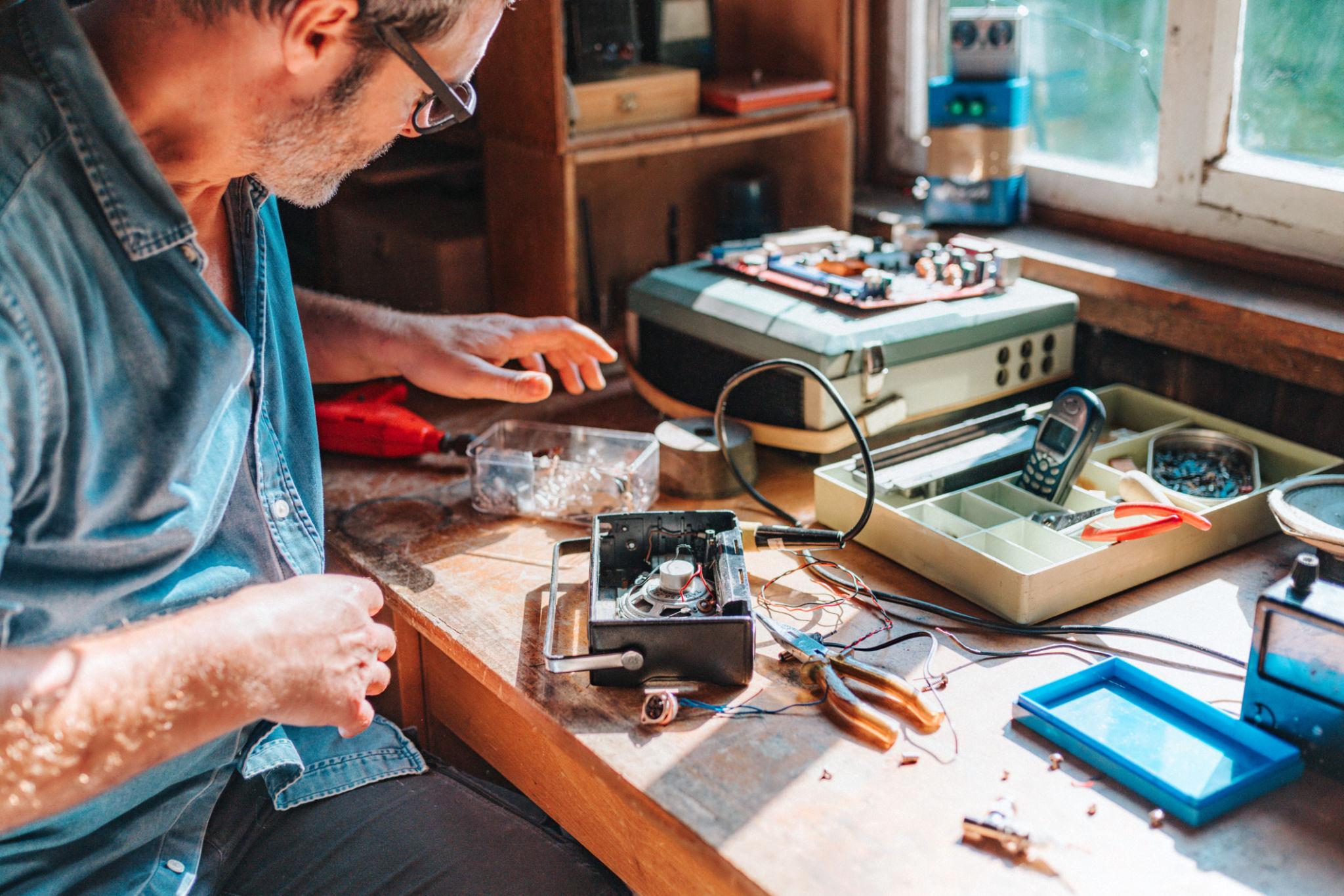 Smart Ways to Reduce Waste from Old Electronic Goods